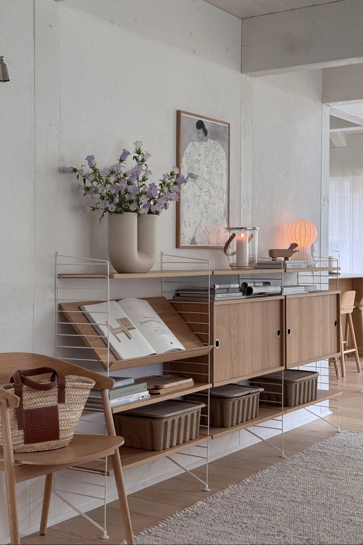 Autumn design trends 2025: The String shelving system is flexible and can be seen here in @zuhauselig's home, decorated with vases and table lamps.