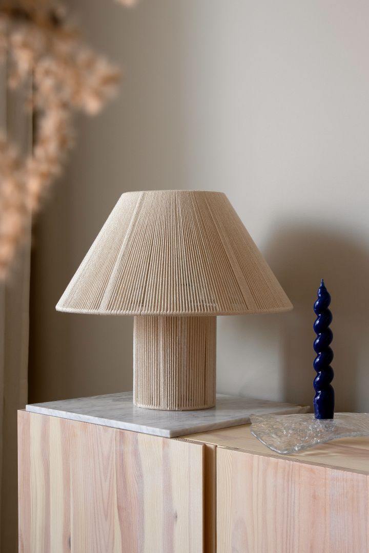 Statement interior design is one of the interior design trends for spring 2022 that you can see in the handmade Anna table lamp from Globen Lighting.