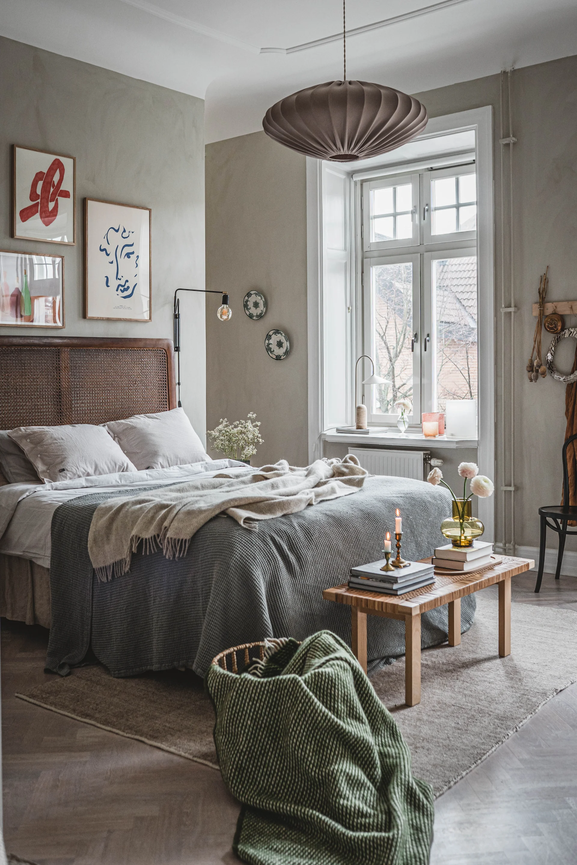 Create a cosy bedroom with soft textiles and furnishings, here you see Hannes bedroom with neutral bedsheets and a green throw.