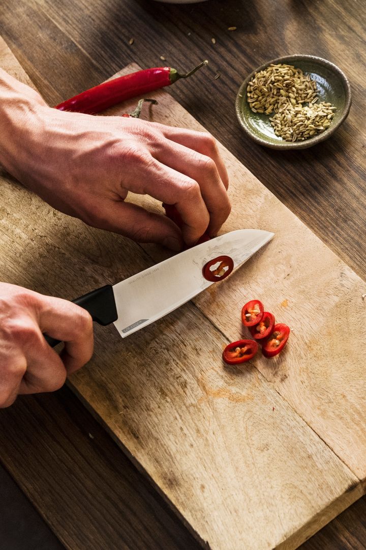 Renew your kitchen with 11 practical and stylish kitchen accessories for easier cooking - here you see the toothed Fiskars all round Hard Edge chef's knife 13.5 cm in stainless steel.