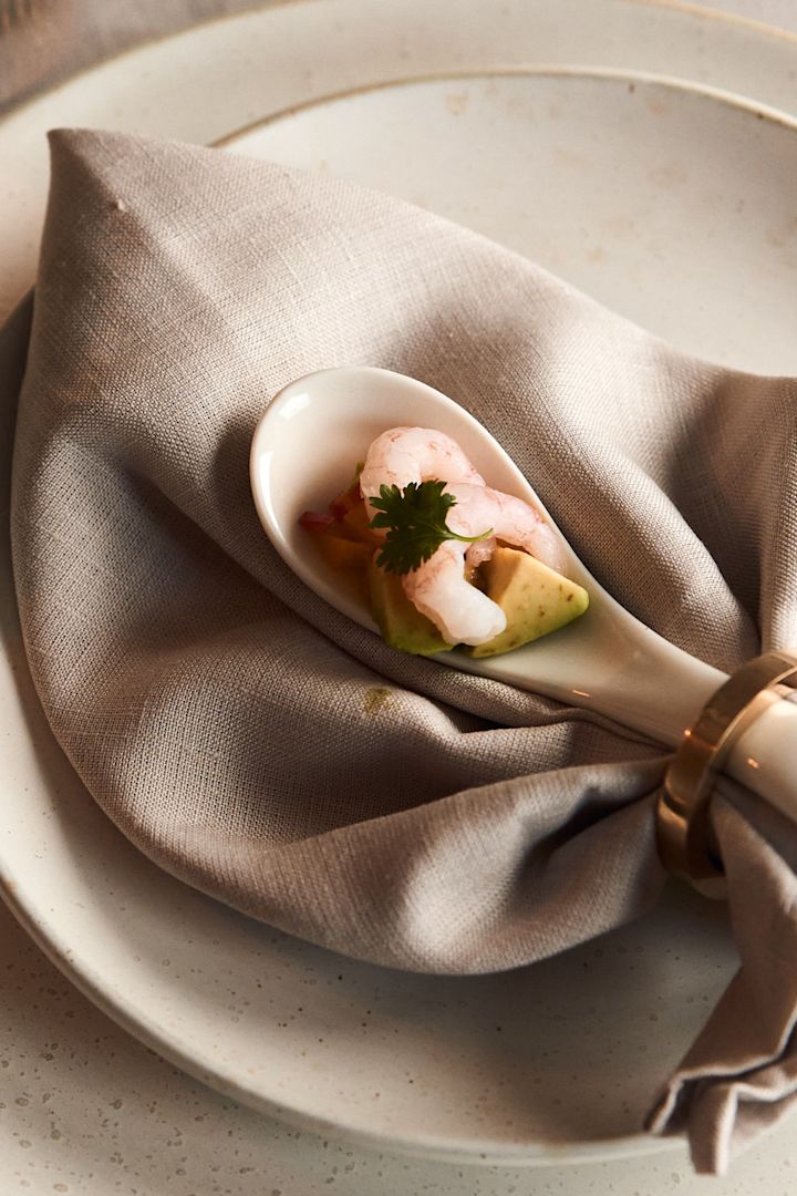 A simple starter for your new year's party, here you see a tasty prawn salad served on a ceramic spoon. 