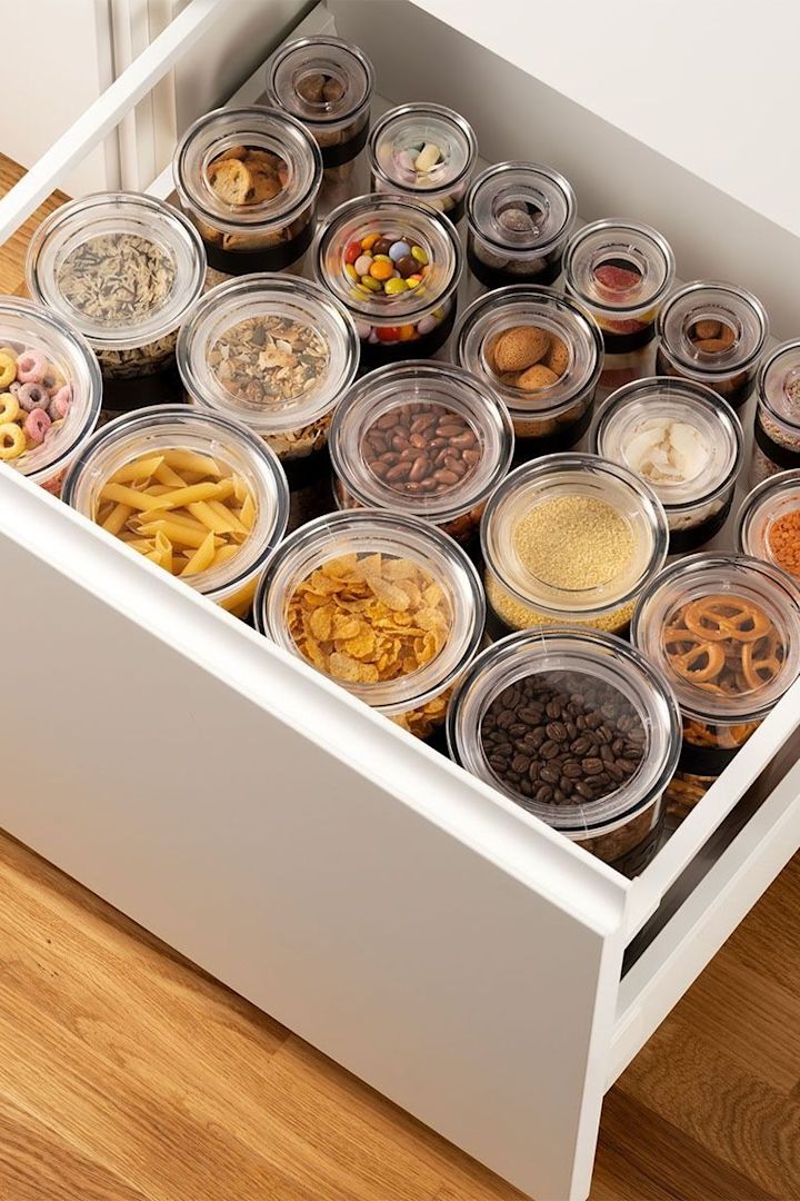 Store dry goods such as pasta or oatmeal in the Presso tins from Bodum in a drawer.