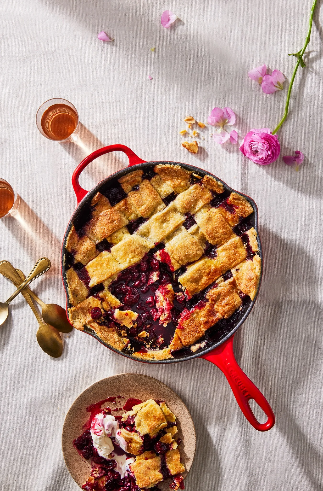 A cherry pie was prepared in the red deep frying pan from Le Creuset.