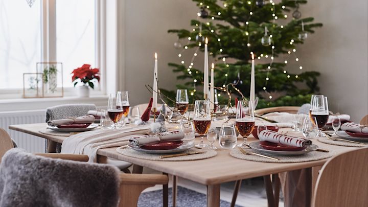 For this year's Christmas dinner, a Christmas table is decorated in red tones.