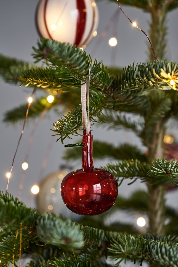 Decorate the Christmas tree with Christmas tree decorations for 2021 in 4 different styles according to Nest Trends - Nurture, Share, Boost and Cultivate. Here you see Iittala glass apple in red.