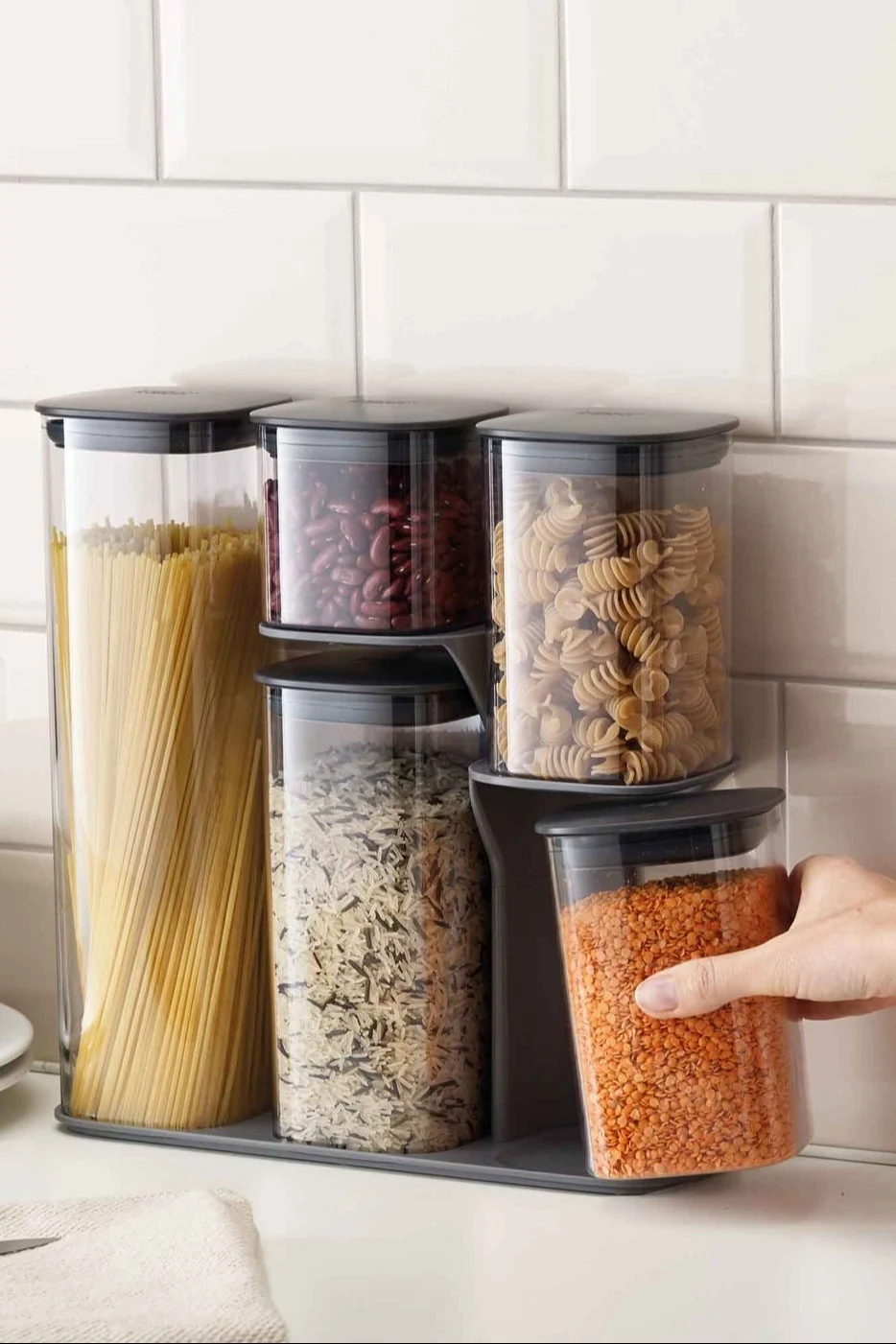 With the tins from the Podium collection by Joseph Joseph, you can store pasta and lentils and organise your pantry with ease.