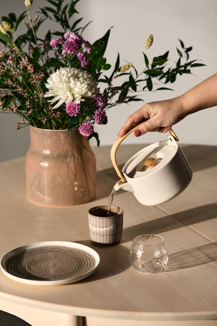 The retro style is back as one of the interior design trends for spring 2023. We decorate in ribbed, lots of pattern and color where Marimekko's porcelain reflects the trend perfectly.