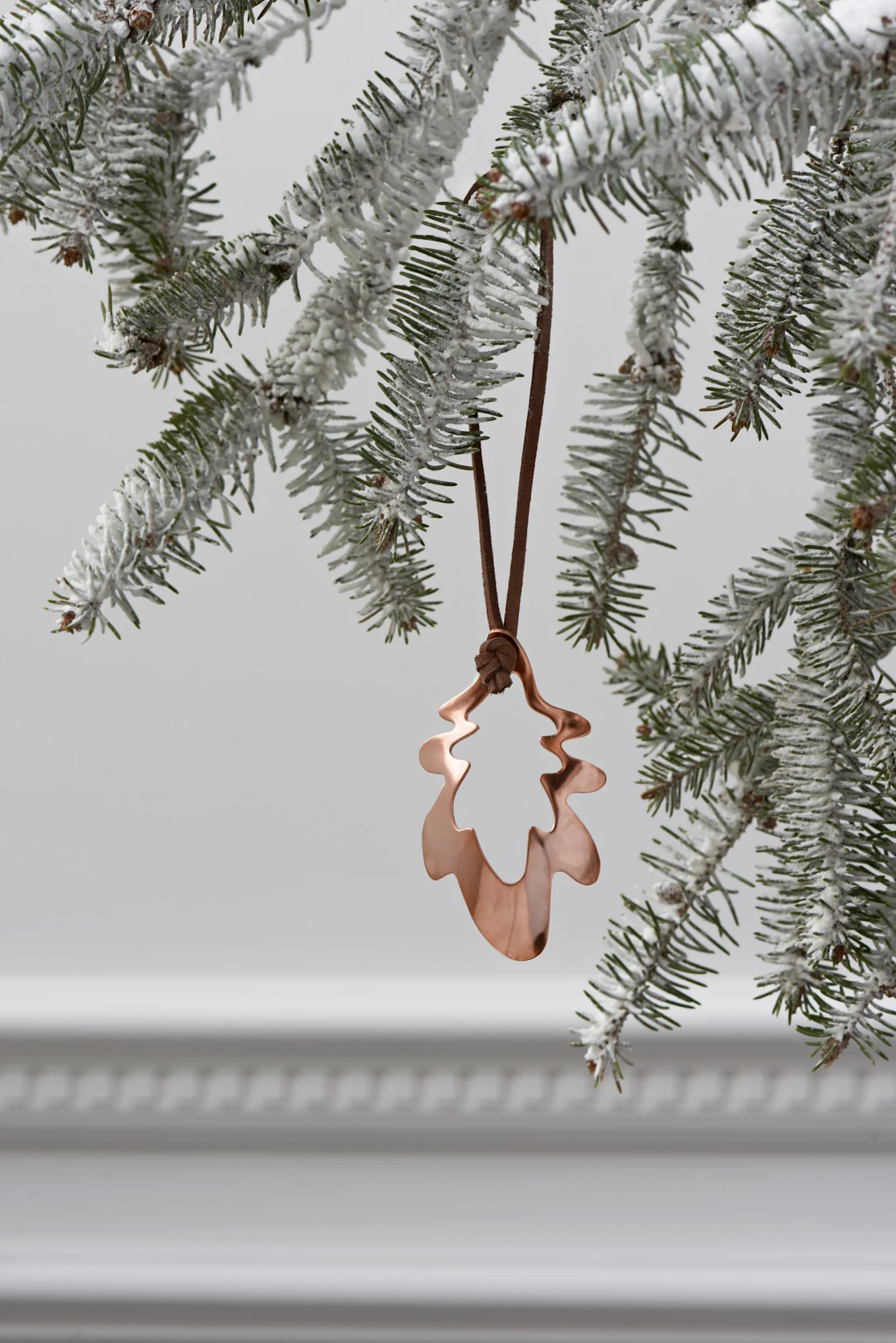 Forest Tales oak leaf Christmas ornament from Rosendahl is a charming decoration shaped like an oak leaf and made of copper – perfect for your Christmas decoration 2025.
