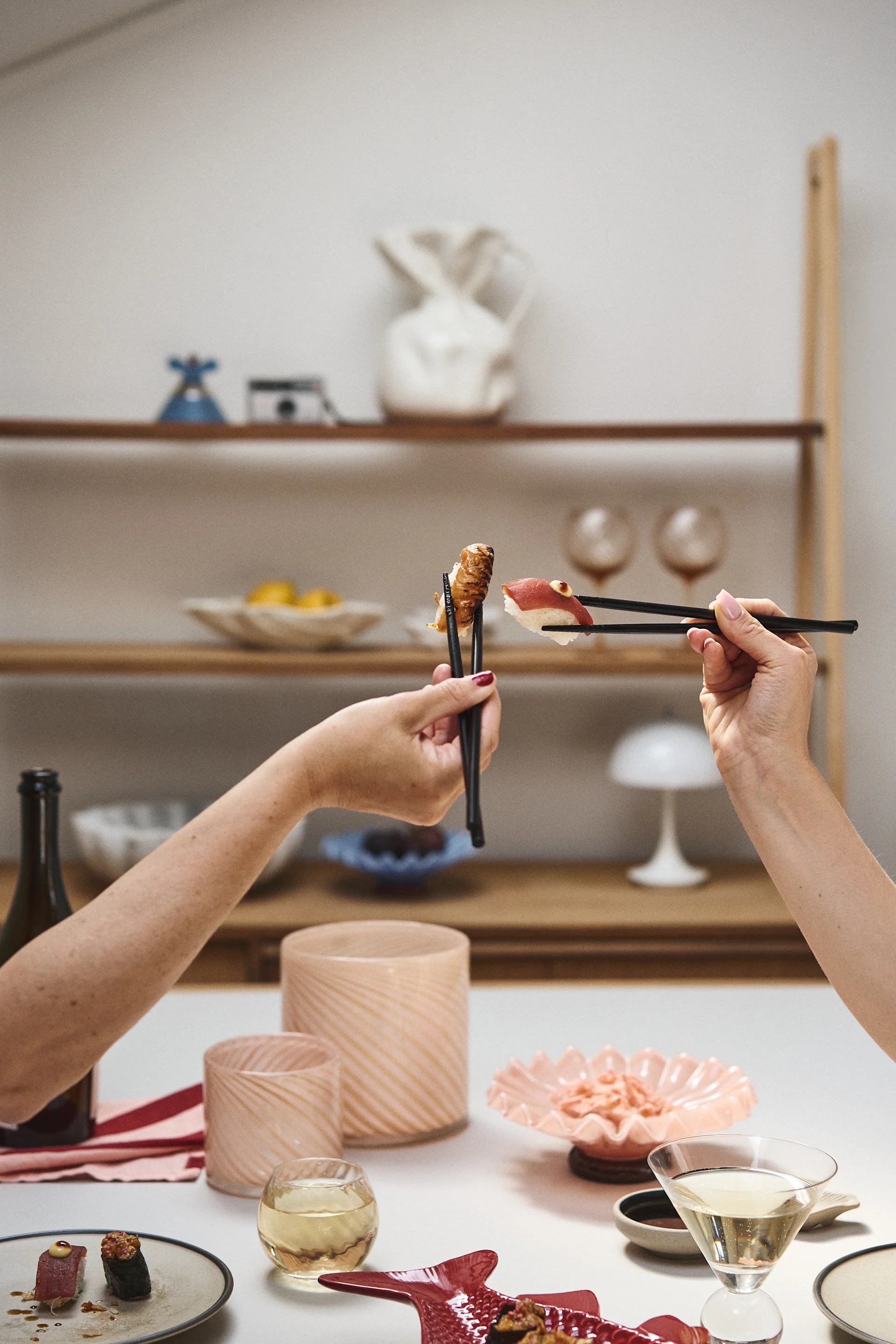 From Byon you can find everything you need to set the table for a delicious sushi dinner. Spice glasses in clear glass, the fish-shaped Kai dish and cosy Calore lanterns in pink set the mood.