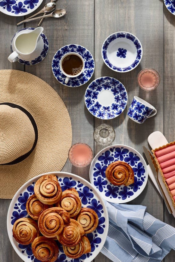 Swedish cinnamon buns are the most famous fika pastry, even beyond the borders of Sweden. Here you can see them served on Rörstrand's Mon Ami crockery on an outdoor table with a summer hat.
