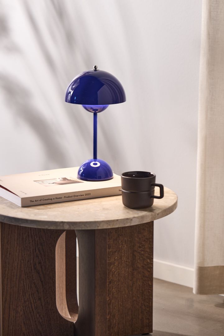 Here you see the iconic cordless table lamp, the VP9 in the new cobalt blue colour for 2023. 