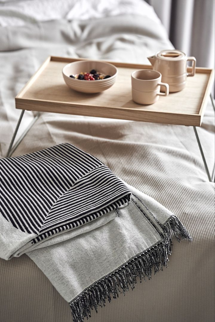 Create a hotel feel in the bedroom is one of the interior design trends for spring 2023. Surprise with breakfast in bed or invest in fine bed linen for that little extra.