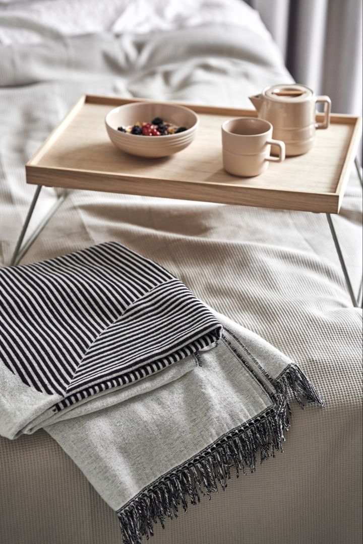 Create a hotel feel in the bedroom is one of the interior design trends for spring 2023. Surprise with breakfast in bed or invest in fine bed linen for that little extra.