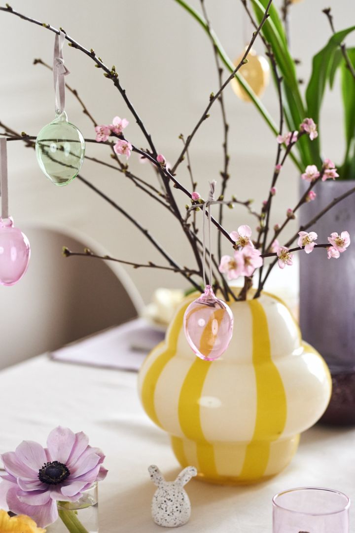 How to make an Easter tree - here you see the Curlie vase from By On in a bright shade of yellow for Easter. 
