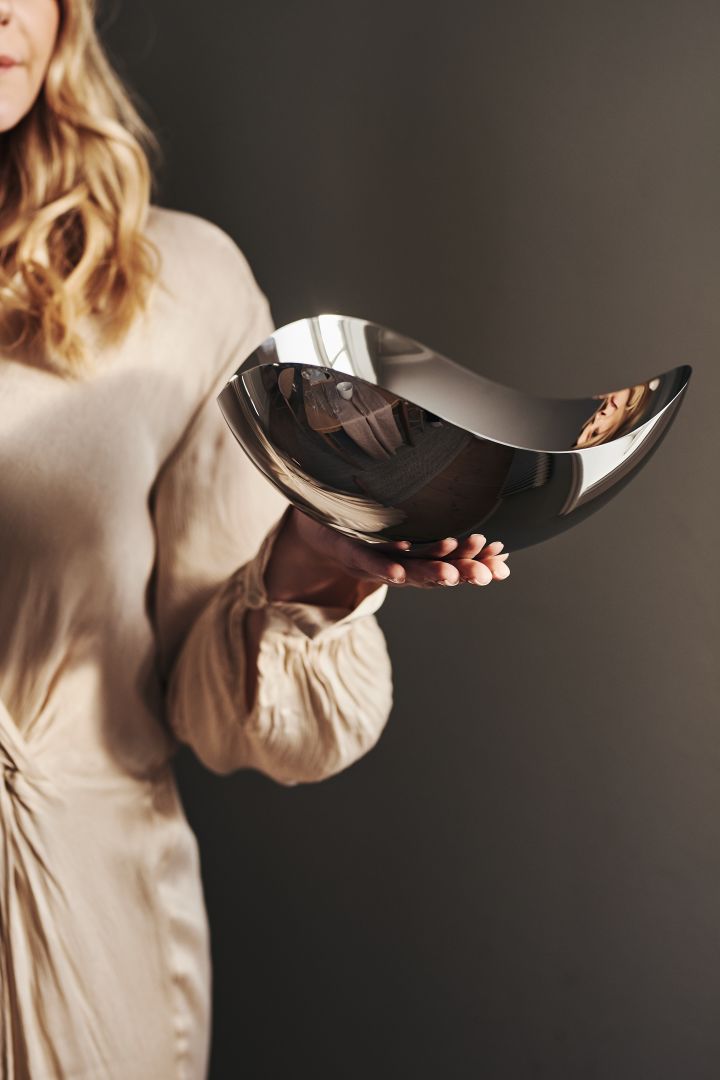 Here you see the Bloom serving bowl being held in a hand, the perfect anniversary gift idea for couples who are celebrating their 25th wedding anniversary. 