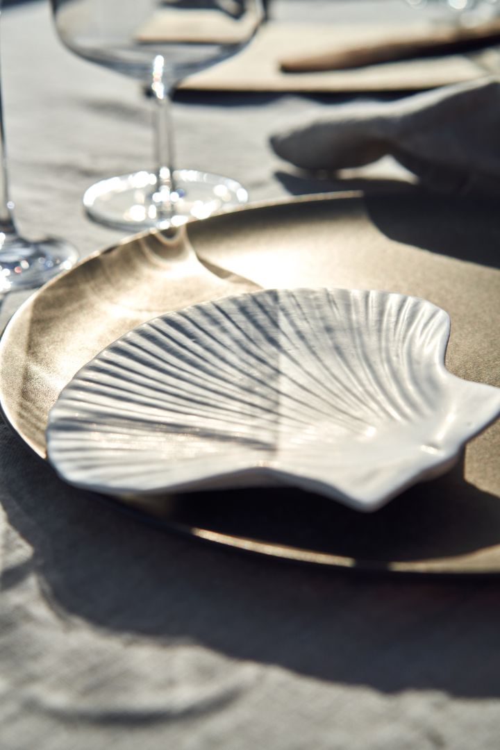 Bring to mind details from the sea for your Swedish crayfish party with this shell plate from Byon.