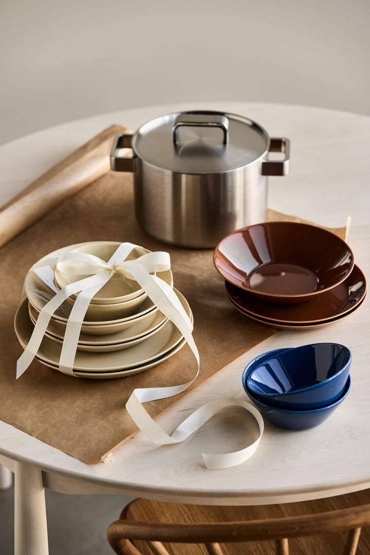 Creative gift ideas for a graduation - Here you see the Teema porcelain set from Iittala in linen. brown and blue colours. 