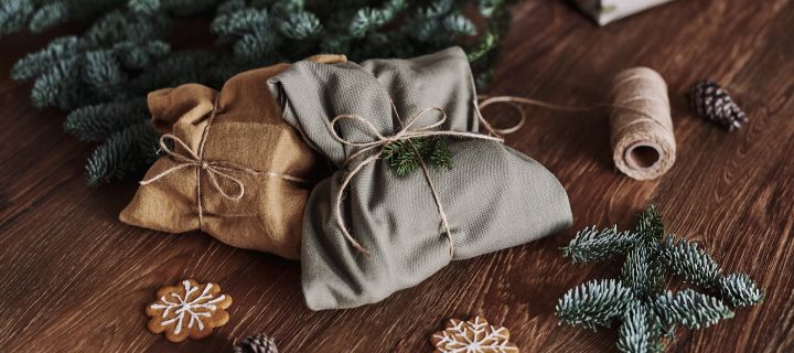 A sustainable way of wrapping gifts is to wrap them in kitchen towels, as here where Christmas and green kitchen towels were used.