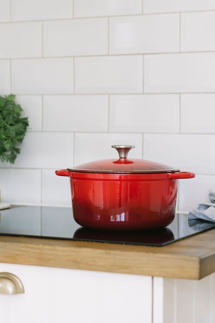 Renew your kitchen with these stylish accessories - here you see the red cast iron casserole dish from Dorre. 