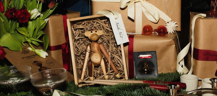 Christmas gift ideas for everyone, here you see Kay Bojesen's monkey with other gifts wrapped in brown paper. 