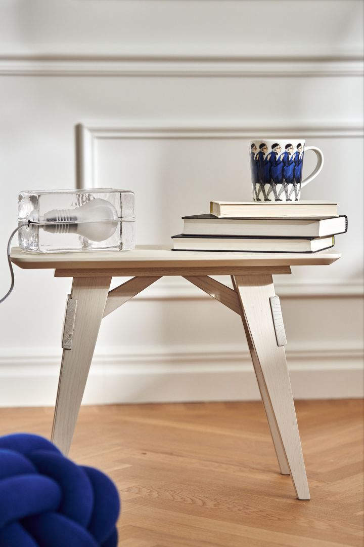 Table in white oak from Design House Stockholm, on which rests the lamp Block and the Elsa Beskow mug Uncle Blue. 
