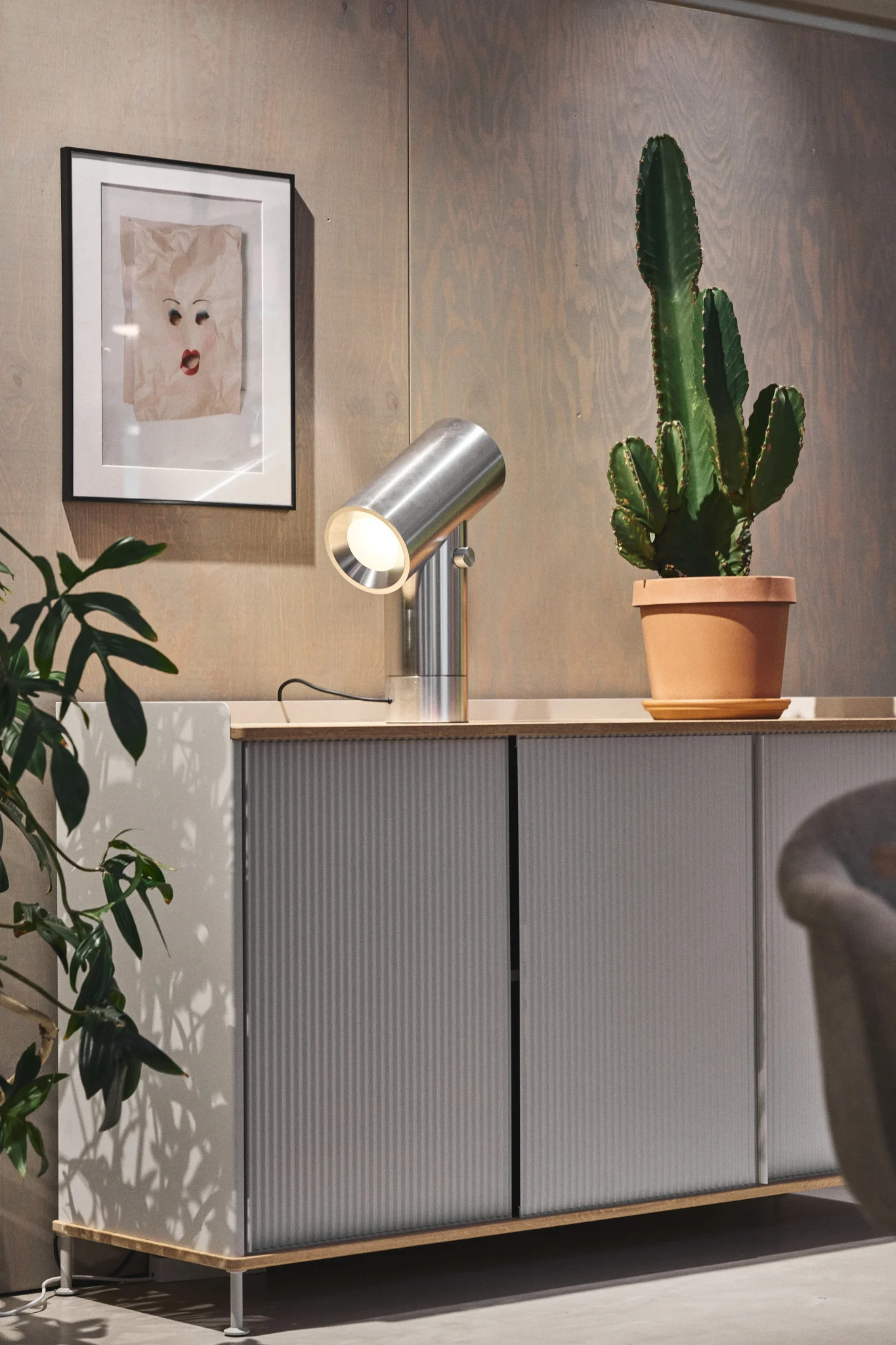 The silver Enfold chest of drawers from Muuto with a cactus on top and the silver Beam table lamp from Muuto.
