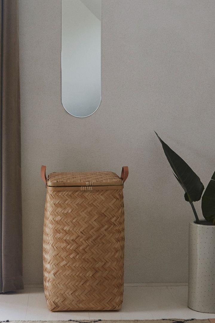 Storage solutions for small bathrooms - here you see the Sporta laundry basket from Oyoy. 