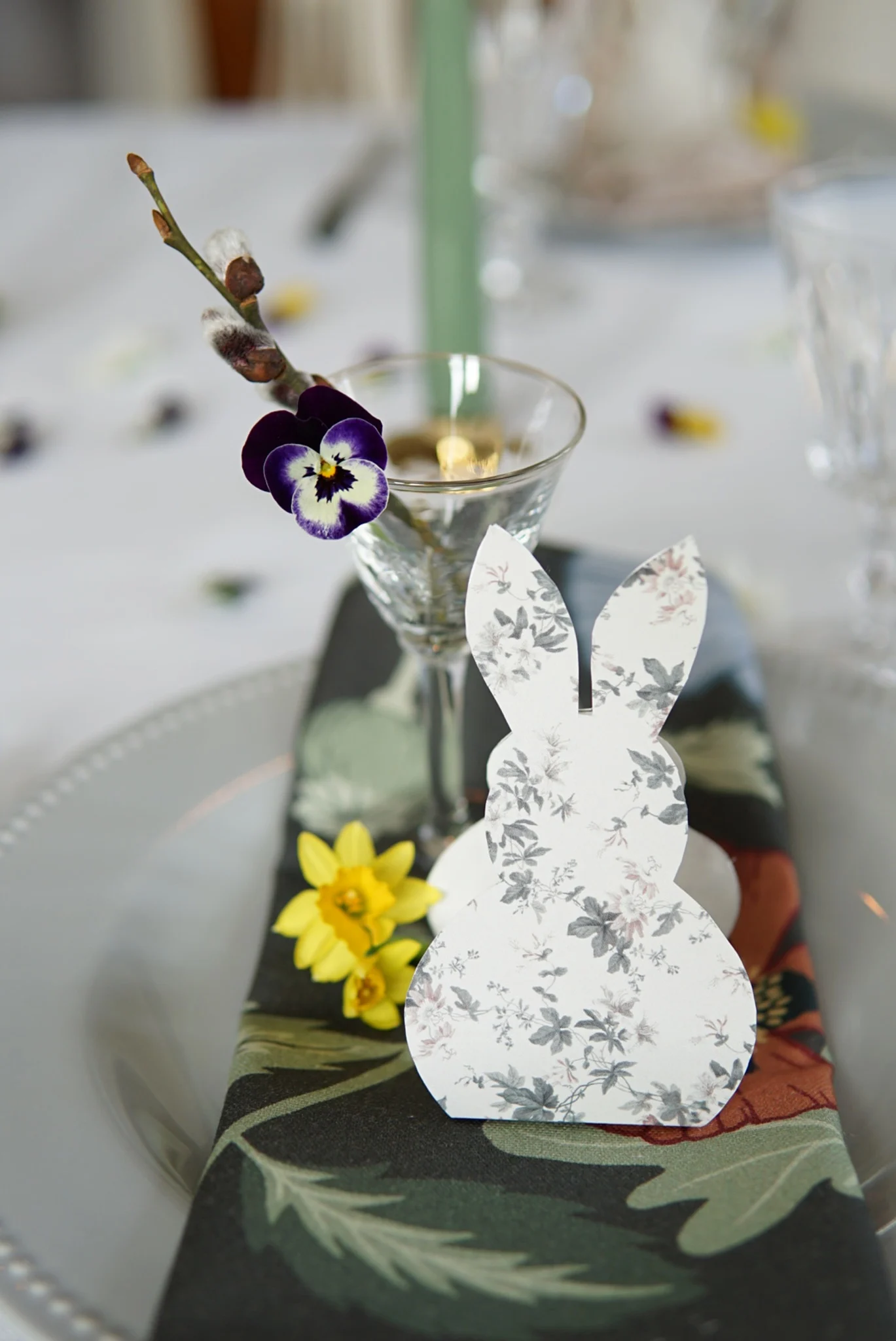 A cute paper Easter bunny as an Easter table decoration by @faggemala1912 on a plate from the Dots collection by Scandi Living.