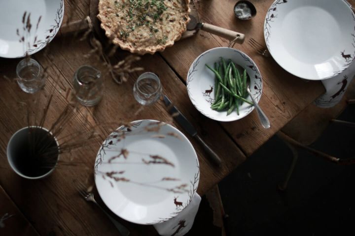 Here you see a rustic table set with the Alveskog tableware from Wik & Walsøe. 