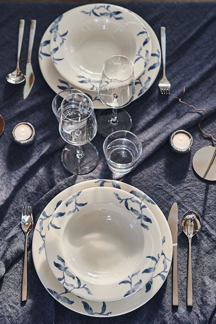 A blue and white table setting with the porcelain series Havspil from Scandi Living.