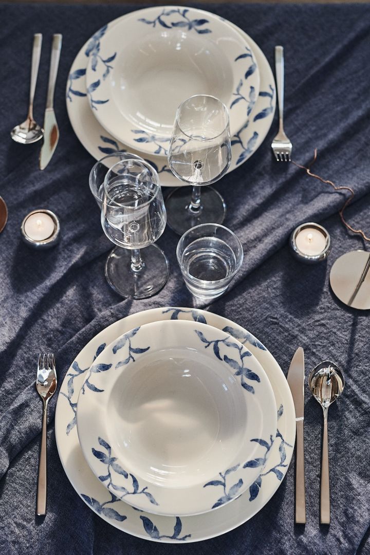 A blue and white table setting with the porcelain series Havspil from Scandi Living.