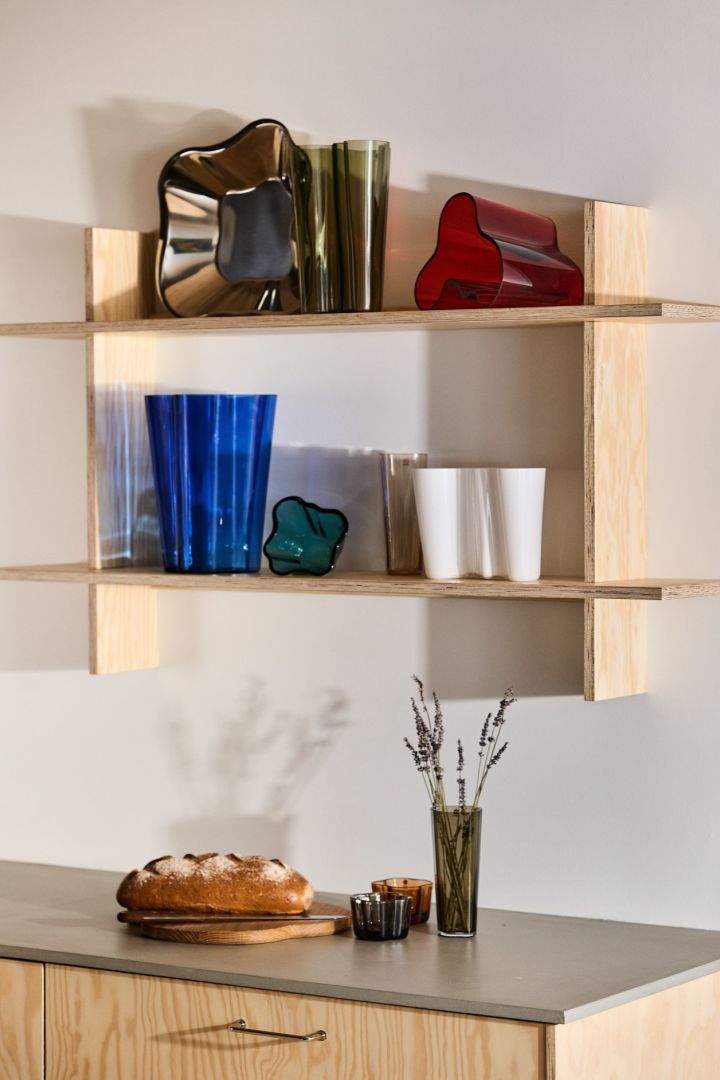 Here you see the Alvar Aalto collection in a modern kitchen made from plywood. 