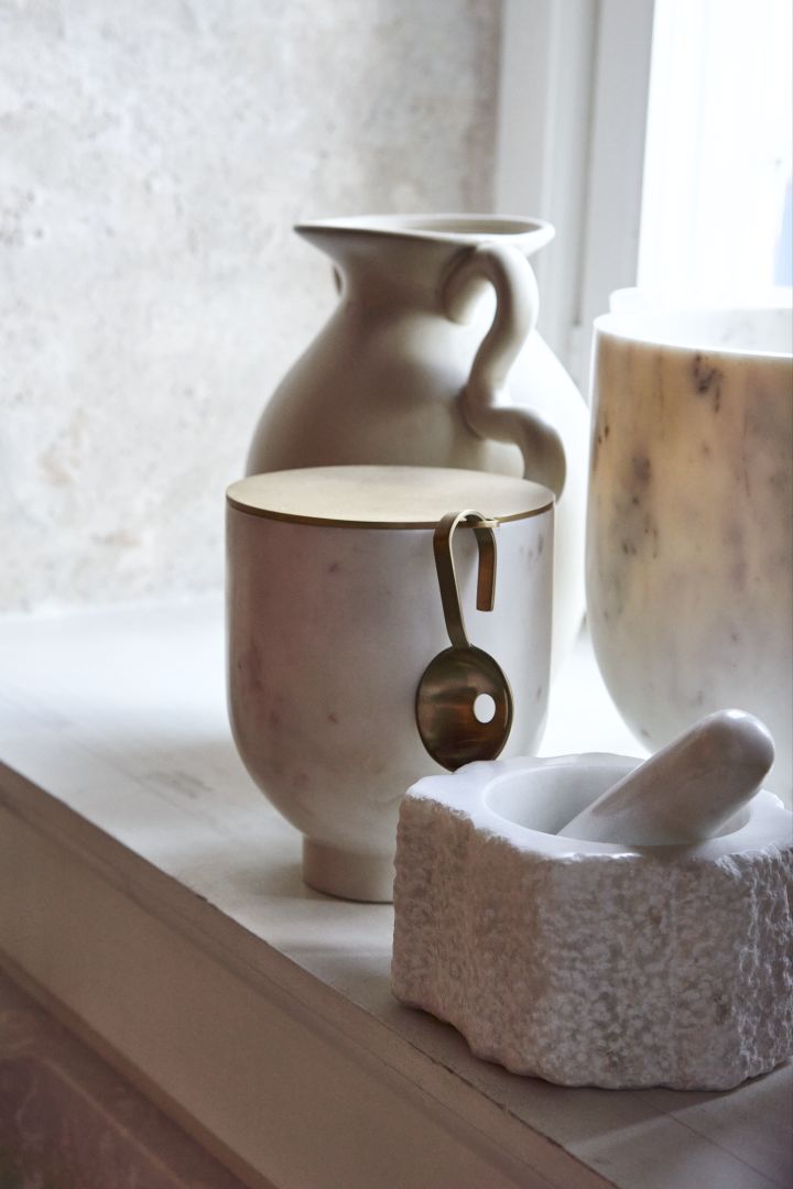 Rustic items with a handmade feeling are one of the interior design trends for autumn 2022. Here you see a collection of vases with the Petra mortar and pestle.  
