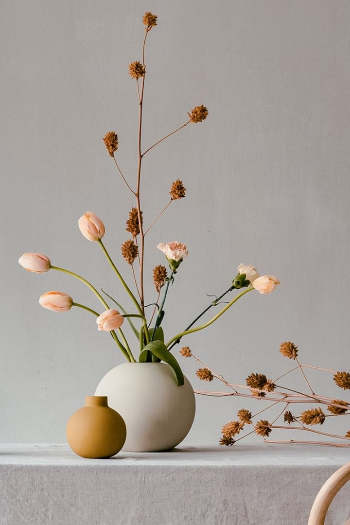 The round vase Ball from Cooee Design with its tactile surface will continue to be trendy even in 2021.