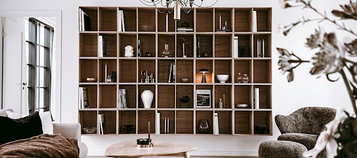 Bookself decor ideas- inspiration at Anela Tahirovic's home @arkihem where portable lighting, plants and focal points are tips for styling the bookshelf nicely.