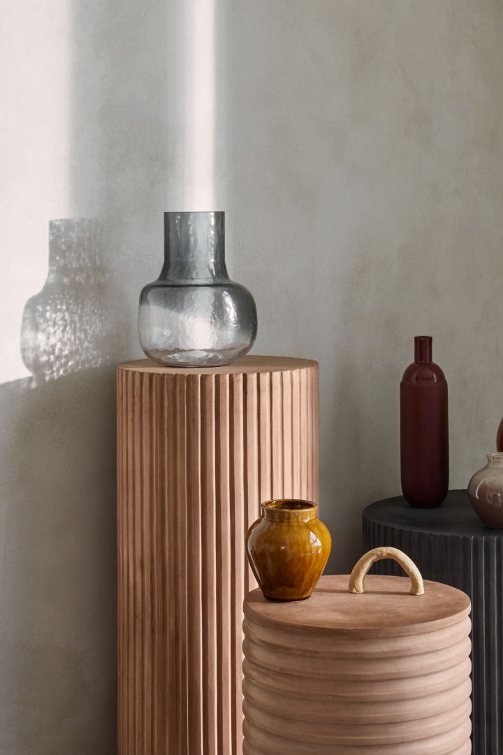 Decorating with durable objects that feel handmade is one of the interior design trends for spring 2022 - here you see beautiful vases from Broste Copenhagen.