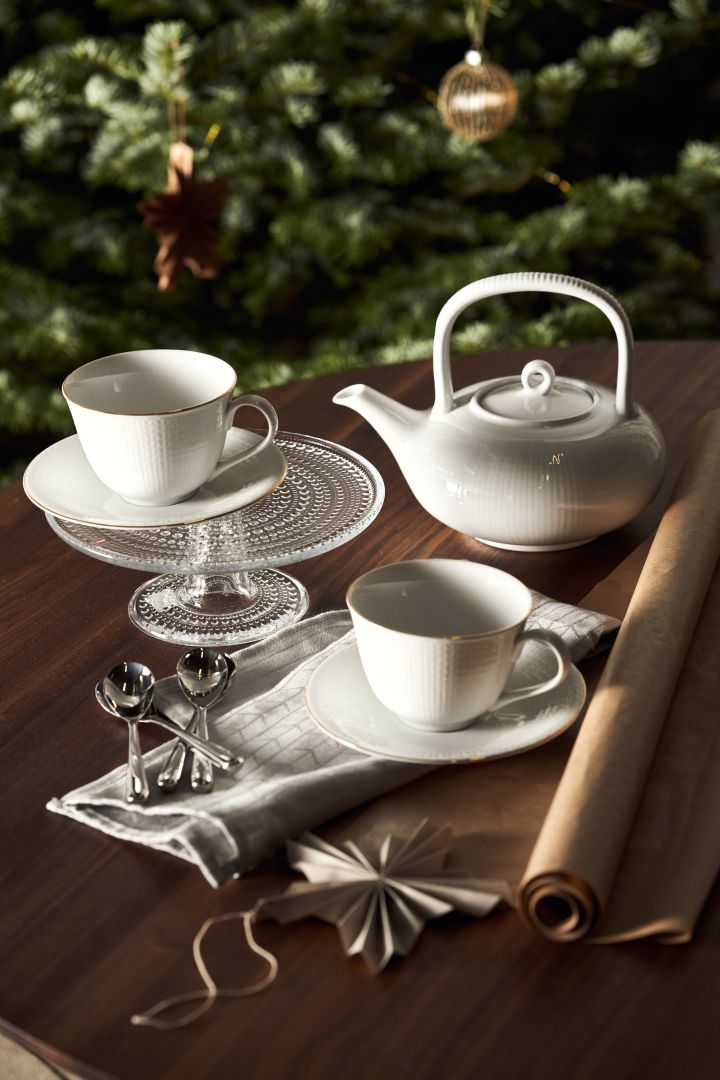 Give a nordic gift this year. Here you see a Christmas gift set for those who love to enjoy a cosy fika. It includes the Rörstrand Swedish Grace teapot and cups and the Kastahelmi cake stand. 