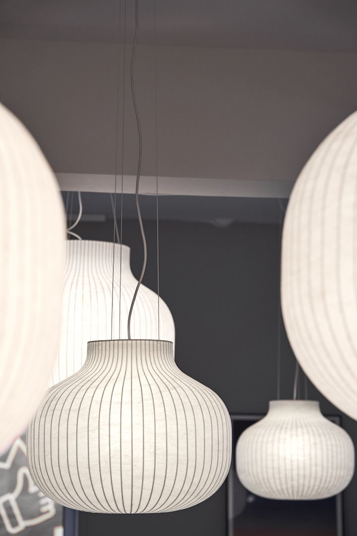 Lamps with paper shades are one of the interior trends in autumn 2025. Here, several Strand pendant lamps from Muuto hang from the ceiling.