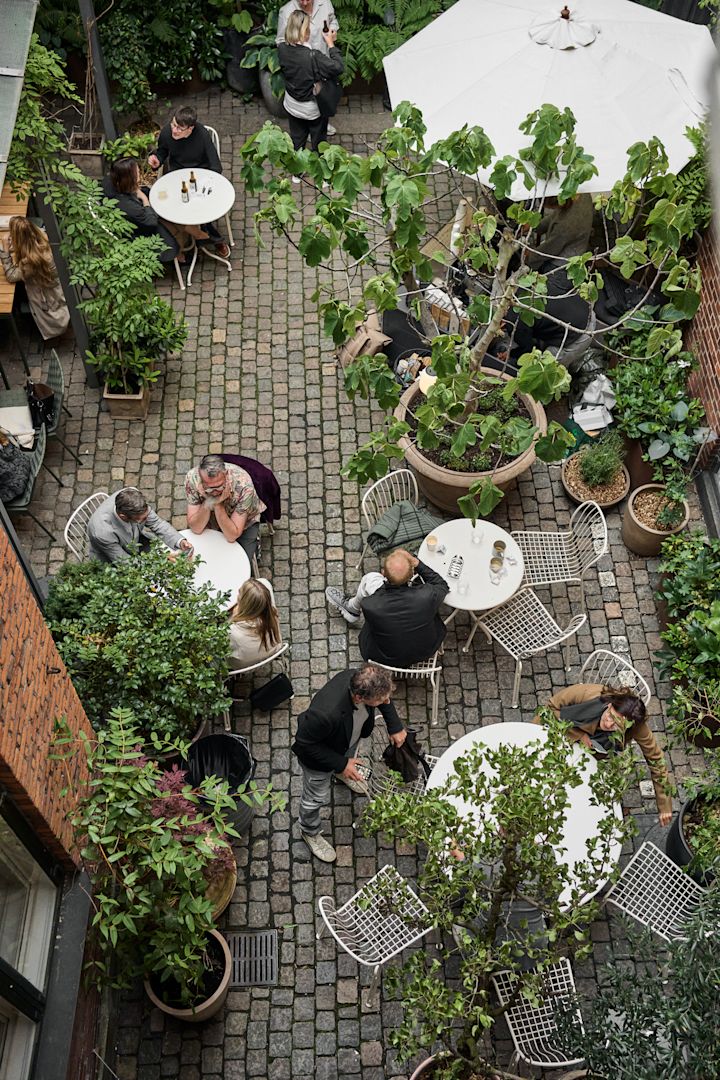 Stop for a bite to eat on your Copenhagen city guide, Here you see an image of the Lille Petra cafe at &Traditions showroom seen from above.