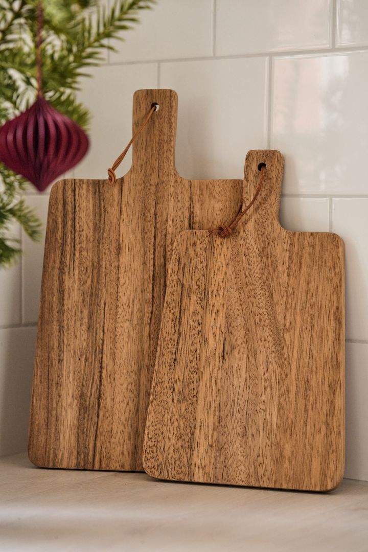 In our list of 5 Christmas gift ideas for food lovers a wooden cutting board such as the House Doctor cutting board seen here is one of our top picks for foodies. 
