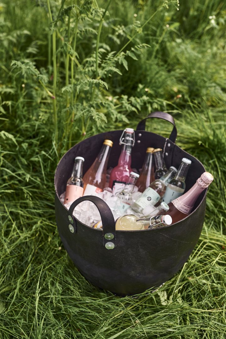 Discover our garden party inspiration and fill a bucket with crushed ice to cool your drinks for your guests. Here you see the practical Dacarr basket from Muubs.