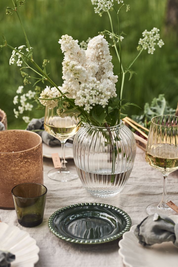 Discover our garden party inspiration and bring nature to your table setting by collecting wildflowers. Here you see the Hammershoi vase with cow parsley and lilac.