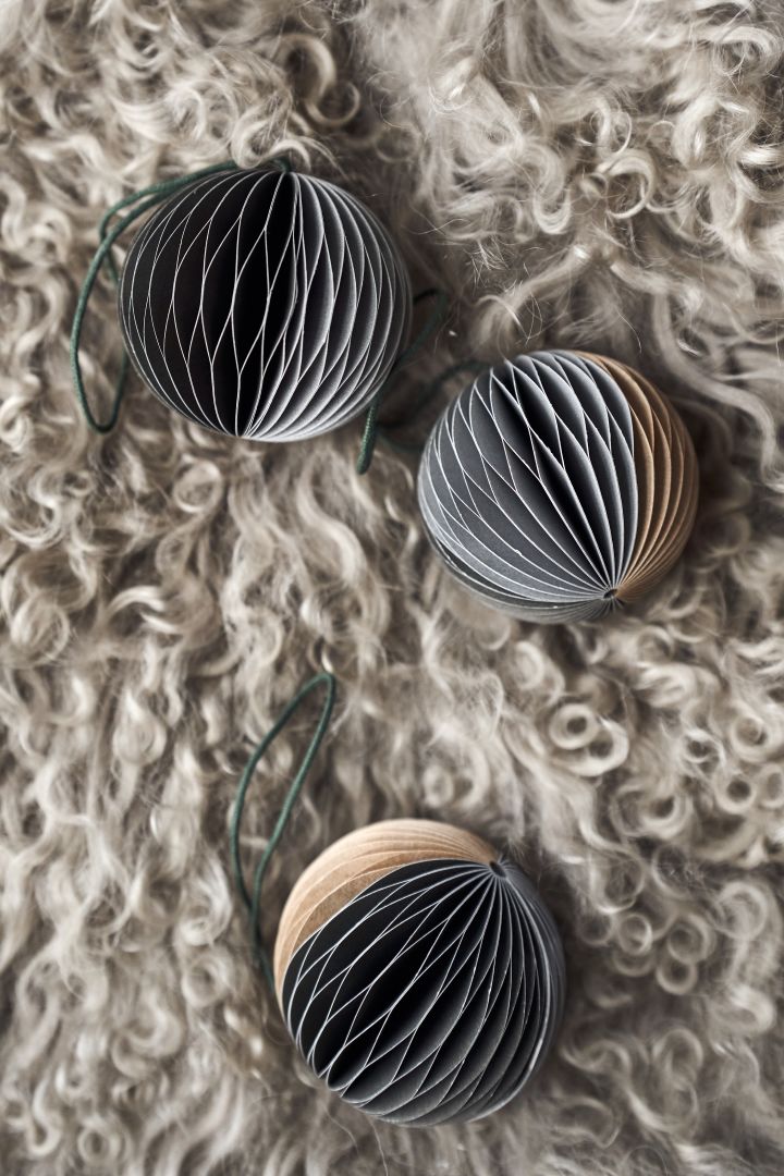 Decorate the Christmas tree with Christmas tree decorations for 2021 in 4 different styles according to Nest Trends - Nurture, Share, Boost and Cultivate. Here you see three Christmas baubles - honeycomb from Broste Copenhagen in blue tones.