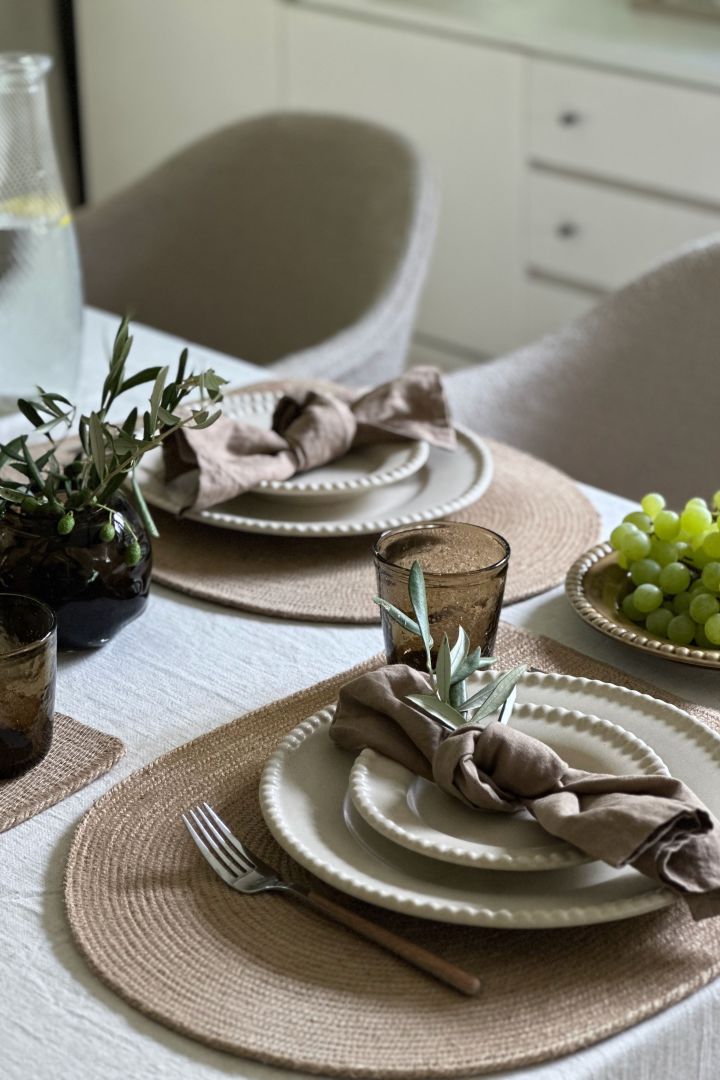An elegant grey table setting idea with Swedish Grace from Rörstrand in the colour Mist.