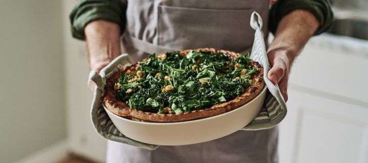 We list 5 Christmas gift ideas for food lovers - here you see a freshly baked pie just out of the oven in an off white pie dish from Ernst. 