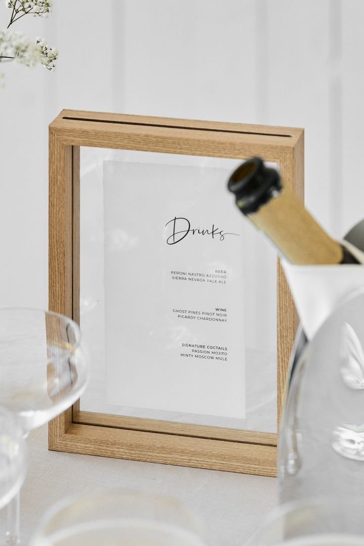 A unique wedding idea ideal for outdoor weddings. Here you see a close up of a drinks menu in a wooden frame from Urban Nature Culture.