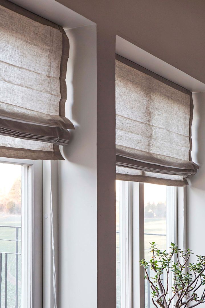 Feng Shui in the bedroom is also characterised by textured fabrics. Here you can see Himla's Ebba roller blinds hanging in two windows.