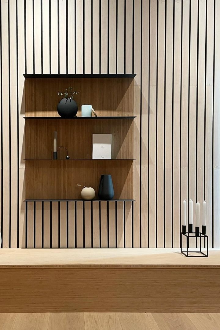 Japandi: Here you can see a wall shelf decorated with the Kubus candle holder from Audo Copenhagen, the Balance candle holder from ferm LIVING and the Ball vase from Cooee Design.