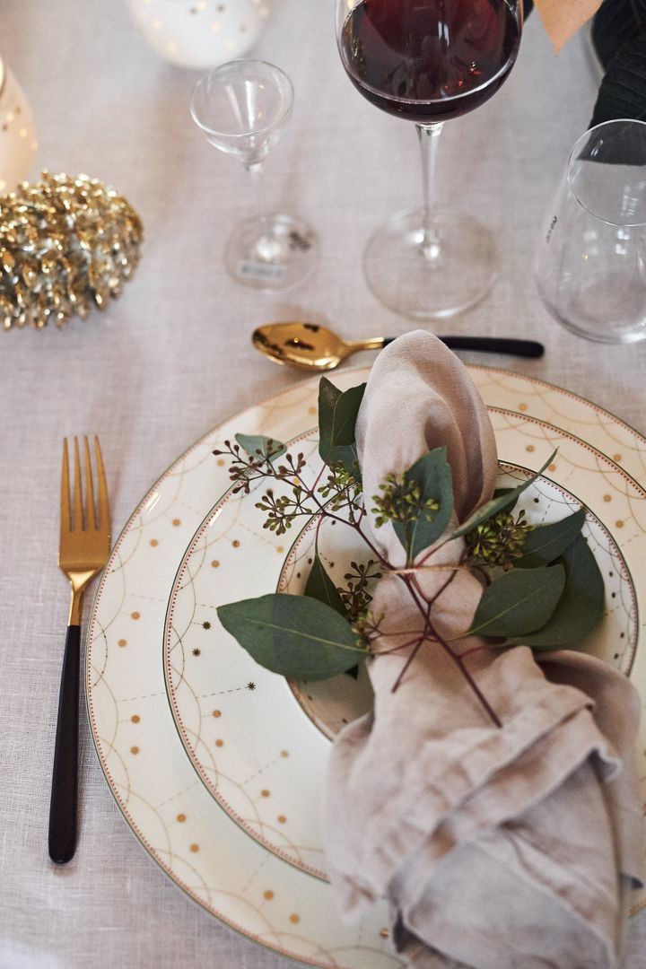 How to decorate with traditional Scandinavian Christmas decorations - The Julemorgen collection from Wik & Walsøe gives a luxurious and Scandinavian feeling to your Christmas dinner table.  
