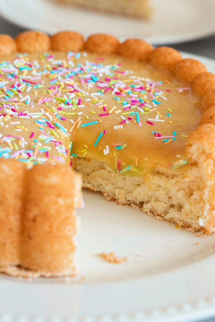 Bake a classic Silvia cake in a Charlotte shape from Nordic Ware using Baka med Frida's simple Easter cake recipe. Garnish your Easter cake with colorful sprinkles.